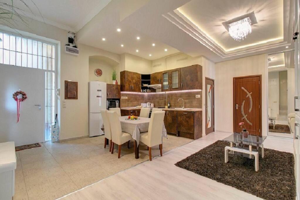 Super Central Apartment Budapest Eksteriør billede